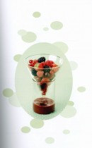 Jus et smoothies chez Hachette pratique. 2009. Extraits  - Photo de Bob Morris et stylisme par Julianne Bleckmann