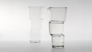 DECALES. Carafe qui semble visuellement déséquilibrée, comme en mouvement. Carafe avec décentrage facilitant la préhension. Verres coordonnés disponibles dans l'onglet Gobelets<br />Dimensions : diamètre 95mm, hauteur 235mm. Contenance d'un litre. <br /><br /><br />Crédit photographique : Xavier Nicostrate. - Laurence Brabant Alain Villechange