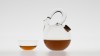 TEA BALL. Théière avec poignée en verre massif. Bouchon en liège.<br />Dimensions : diamètre 125mm, hauteur 188mm. Contenance  75cl. <br />Bols assortis empilables: diamètre 90mm.<br /><br />Crédit photographique : Xavier Nicostrate. - Laurence Brabant Alain Villechange