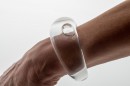 Poetic element of reverie and play like a child, this glass bangle mixes liquid and gas. The air bubble floats in the liquid and navigates according to the movements of the wrist. Far from a mechanical aesthetic, each piece, unique, requires great dexterity for its manufacture. Sculpted without mold each piece will be of an identical aesthetic but slightly variable dimensions. Easy to wear and adopt.<br />Photo credit : Xavier Nicostrate. - Laurence Brabant Alain Villechange